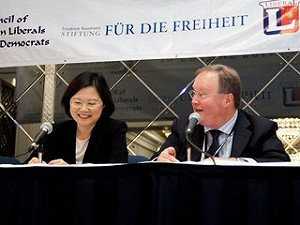 甩外交部一巴掌 范巴倫：我投蔡英文一票