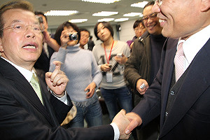 蘇謝互動有點僵  媒體提醒2人勉強握手