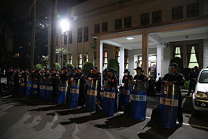 議場外上百名警察集結  傳12點「清場」