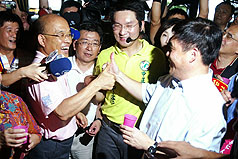 郝蘇「王見王」  檯面上打氣檯面下較勁