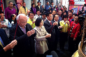 桃竹苗祈福參香 蔡英文尋求客家鄉親支持