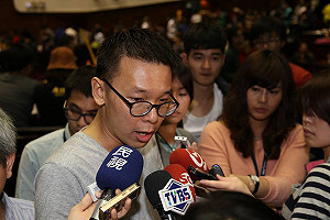 林飛帆：在等總統彎下腰 親自走進議場