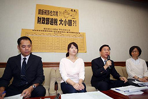 陳怡潔苛責警員欠稅 忘了老爸陳政忠掏空