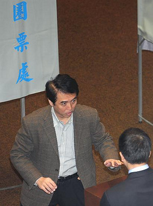 覆議案投反對票  陳學聖遭藍停權1年