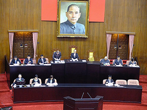 急著過監督條例  藍：再這樣連15K都沒