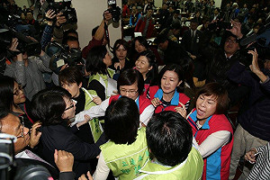 服貿審議激烈衝突 藍綠互控暴力政黨