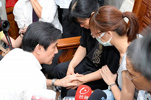 總統親赴洪家致歉  洪母淚崩無言以對