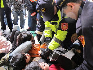 立院衝突  警諷民：救護車來了 別浪費資源