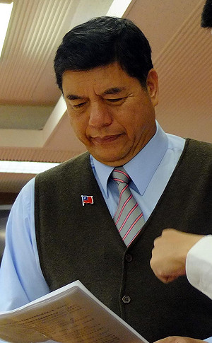 張慶忠強行通過復議案  遭諷「護航忠」