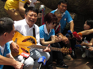 造訪兒時榕樹 洪秀柱高唱競選主題新曲