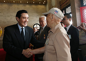 放下連戰閱兵  莫忘李登輝媚日？