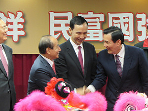 展現團結 馬向王拱手拜年並讚朱補選止血