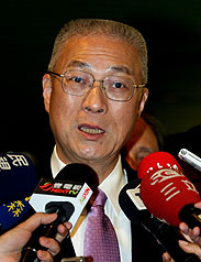 綠批帶職參選  吳敦義：法律沒禁止