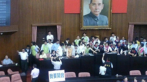 藍綠各有所圖  立院議場一早爆推擠衝突