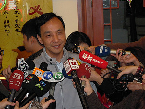 侯友宜具民進黨籍身份  引發外界議論