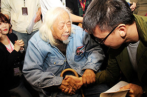 帶炸雞慰問學生 史明：年輕人吃得起苦