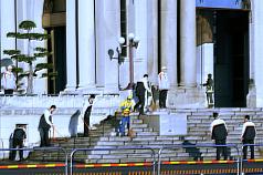 貨車衝撞總統府  防彈玻璃門破裂司機昏迷