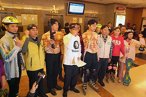 火大青年扮藍波  號召113上街