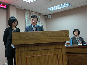 說不清誰拒給資料  羅瑩雪急遞紙條