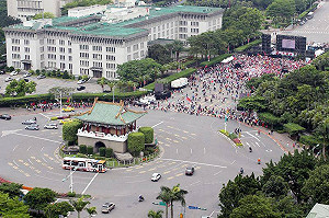 蔡正元現身凱道 批國家有很多綠色霉氣