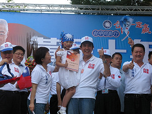 馬吳橫掃大台中 全靠小朋友和英九燒酒雞