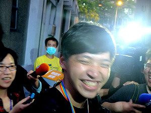 占領議場24天  學生又笑又哭步出立院