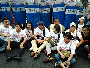 凱道反油電漲靜坐 2度遭警方驅離