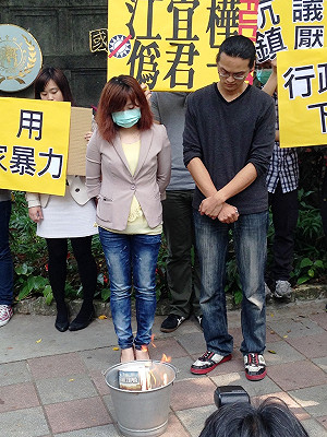 批江揆「坑儒」  台大生「焚書」要他下台