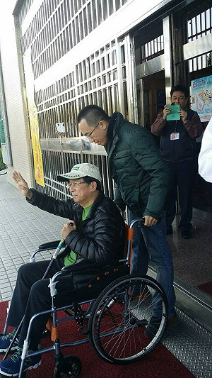 等待天光日頭疼花叢 陳致中：父親6年心境