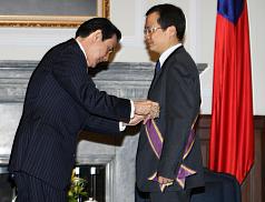 馬頒勳章  羅智強：報告總統 我瘦了5公斤