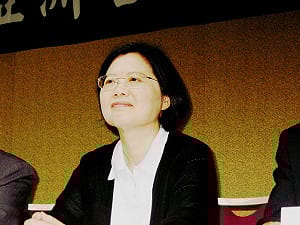 吸引中間選民 小英：扮演穩定改革者