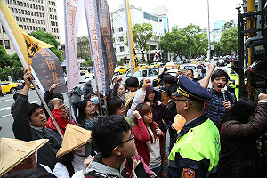 喇叭大聲放送 立院外民團施壓公投法