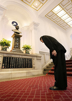 馬：每日入府先對國父銅像行禮