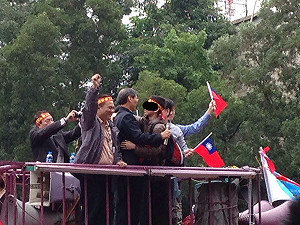 擁抱白狼  國中生控：議場學生殘殺同類