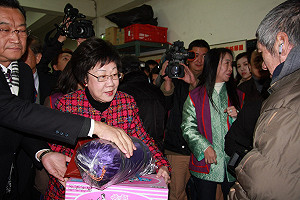 呂秀蓮批發紅包封建 改送睡袋做公益