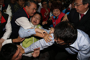 學生：笨蛋，我們質疑程序 不是服貿利弊