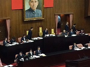 立院遭「內外夾擊」 院會宣布休息