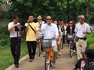 響應無車日  宋楚瑜騎Ubike、搭捷運