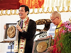 馬英九參加宗教活動  場外抗議民眾遭隔開