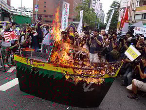 捍衛釣魚台  保釣團體燒日本紙軍艦抗議