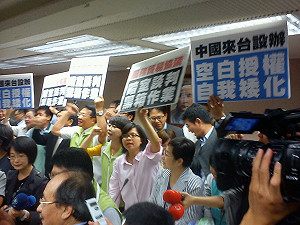 拒審兩岸互設辦事處  在野黨佔主席台杯葛