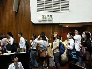 誇張！警察走廊吹冷氣 學生議場等冰塊