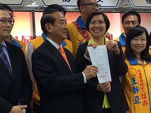 宋瑩配搶頭香登記 宋楚瑜：拿命為台灣打拼