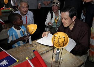 參訪非洲一盞燈有感  馬英九詩興大發