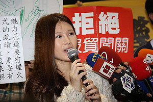 雞排妹到議場反服貿：若作秀 我全裸就好