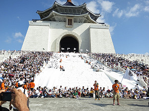 「天下為公」3布條  攻佔中正紀念堂