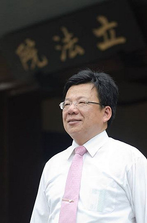 政府捐設財團法人  綠委批淪國家級養老院