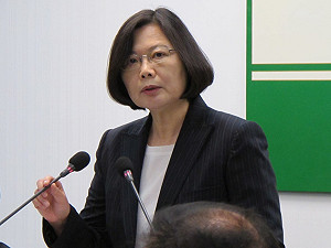 不在籍投票綁18歲公民權  蔡英文：反對包裹綁架