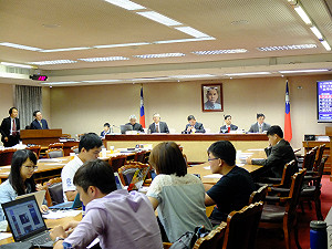 中生納健保自付全額？  藍綠無共識