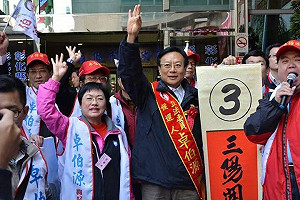 消防衣過期？卓伯源要段宜康「多讀書」